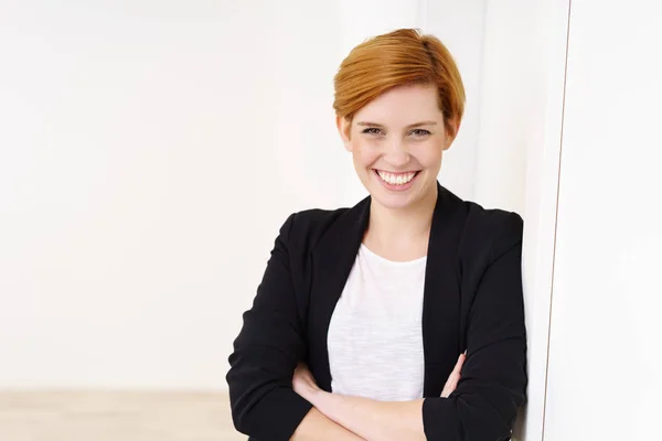 Щаслива бізнес-леді в офісі — стокове фото