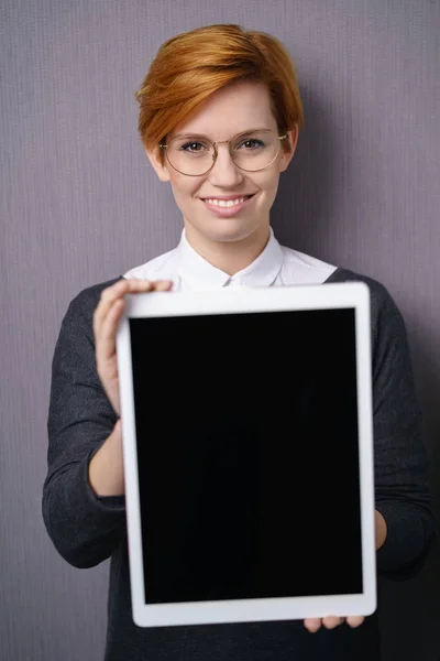 Junge Frau zeigt leeres Tablet — Stockfoto