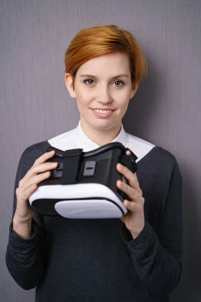 VRヘッドセットを持つ若い女性 — ストック写真