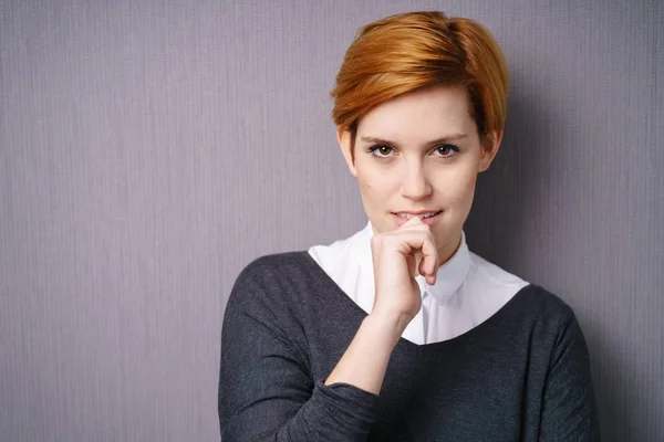 Jonge vrouw op zoek naar camera — Stockfoto