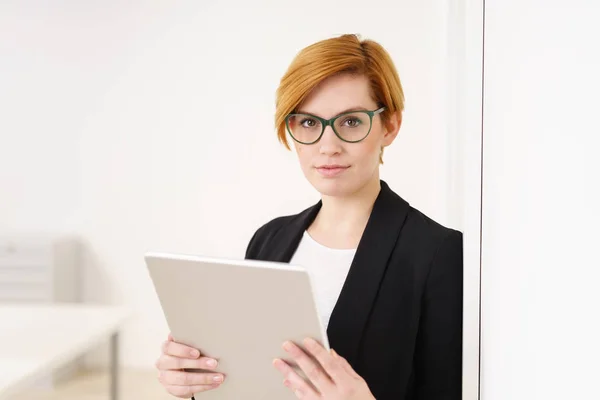 Jovem empresária com tablet — Fotografia de Stock