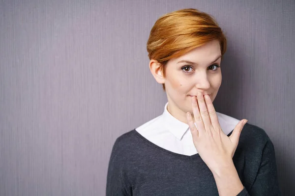口を覆っている手を持つ女性 — ストック写真