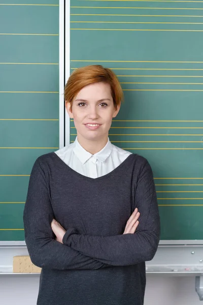 Vrouwelijke leraar met gekruiste armen — Stockfoto