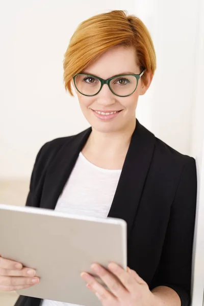 Attraktive Geschäftsfrau mit Tablet — Stockfoto