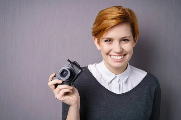 Fiatal nő fényképezőgéppel — Stock Fotó