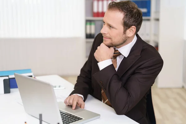 Uomo d'affari che lavora con il computer portatile — Foto Stock