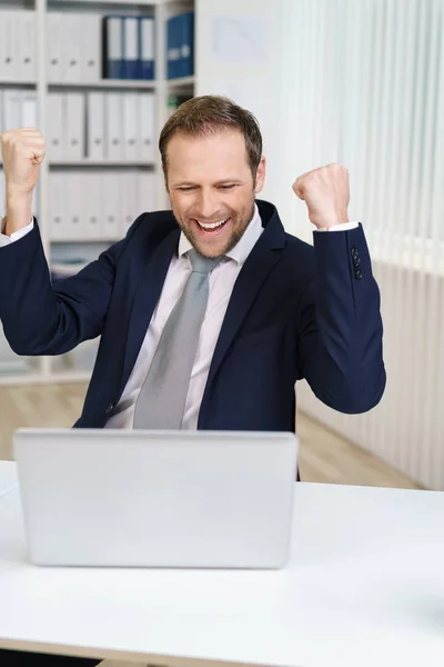 Empresário feliz no cargo — Fotografia de Stock