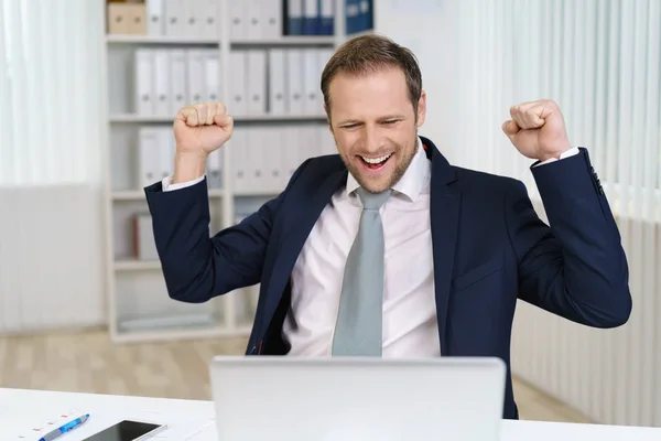 Heureux homme d'affaires au bureau — Photo