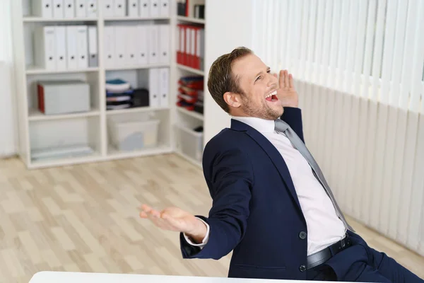 Ofisteki mutlu iş adamı — Stok fotoğraf