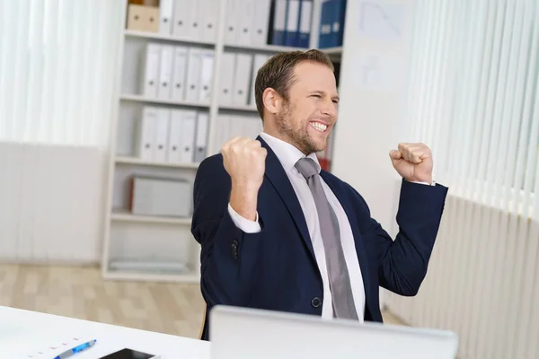 Feliz hombre de negocios en el cargo — Foto de Stock