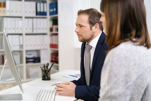 Affärspartner med samtal — Stockfoto