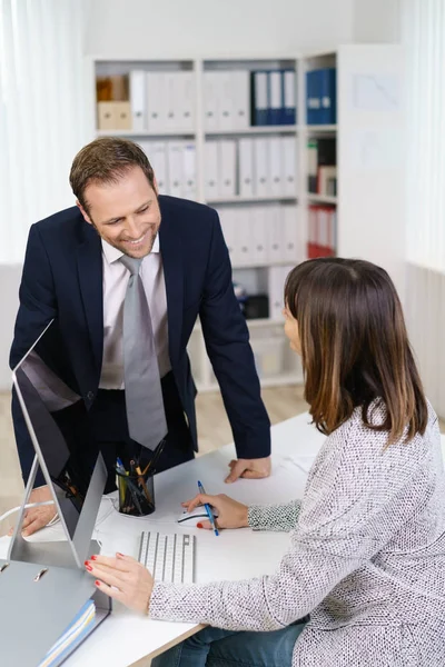 Geschäftspartner im Gespräch — Stockfoto