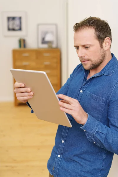 Uomo con grande computer tablet — Foto Stock