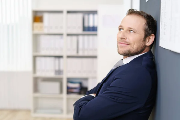 Geschäftsmann lehnt sich an die Wand — Stockfoto