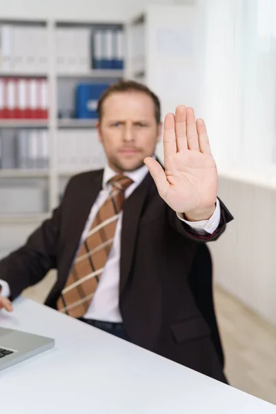 Empresário fazendo parar gesto — Fotografia de Stock