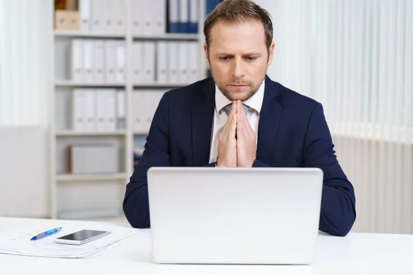 Homme d'affaires travaillant dans le bureau — Photo