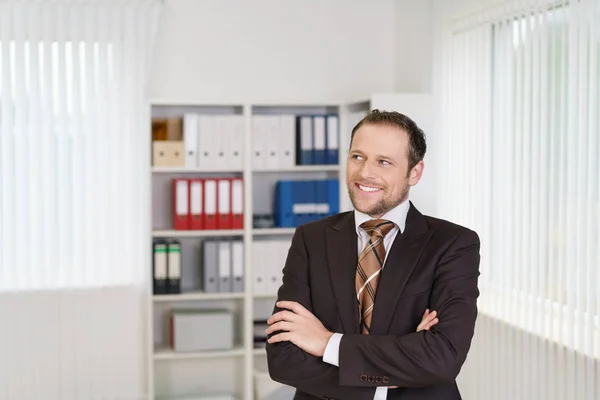 Självsäker ung affärsman i office — Stockfoto