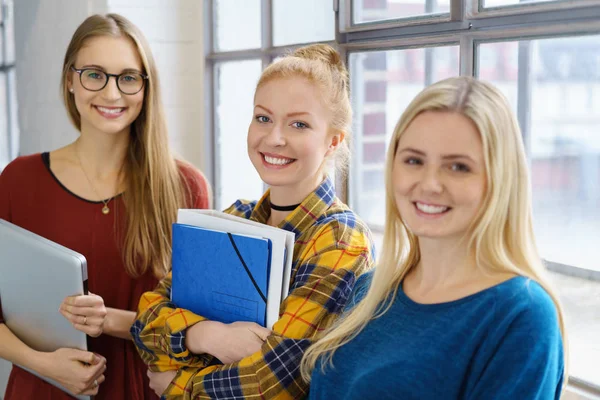 Studenti in piedi insieme davanti alla finestra — Foto Stock