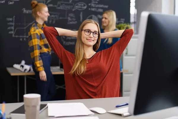 Geschäftsfrau dehnt sich mit Lächeln — Stockfoto