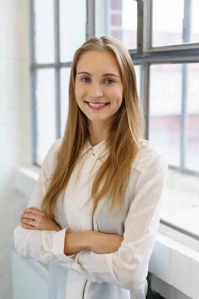 Lachende meisje met gekruiste armen — Stockfoto