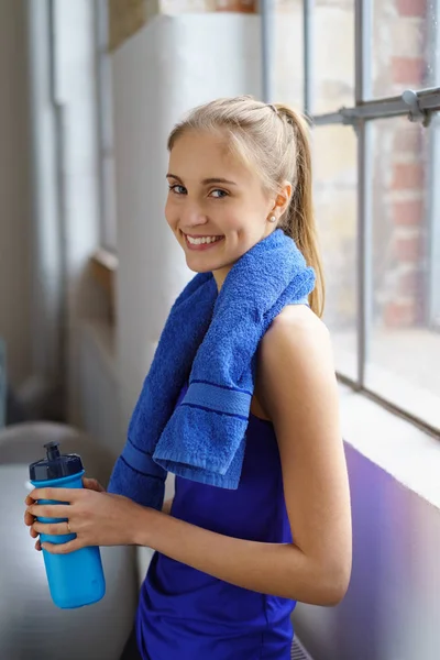 Kvinnligt dricksvatten efter träning — Stockfoto