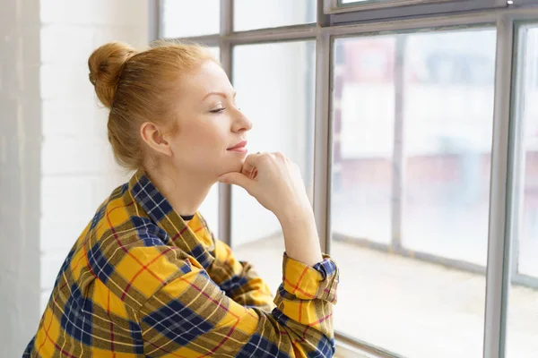 Vrouw kijken door raam — Stockfoto