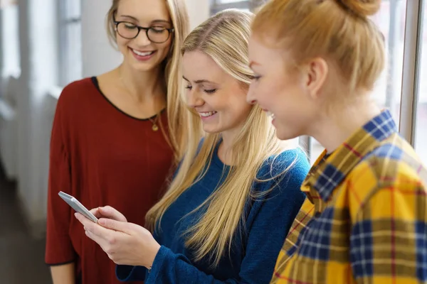 Jonge vrouwen SMS bericht — Stockfoto