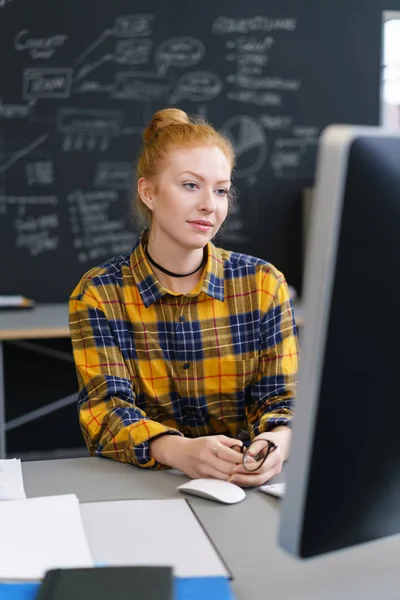 Empresaria que trabaja con computadora — Foto de Stock