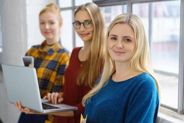 Murid perempuan berbagi laptop — Stok Foto