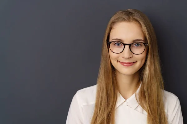 Schöne junge Buchhalterin — Stockfoto