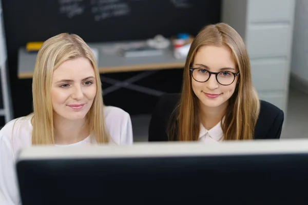 Деловые женщины, работающие вместе за компьютером — стоковое фото
