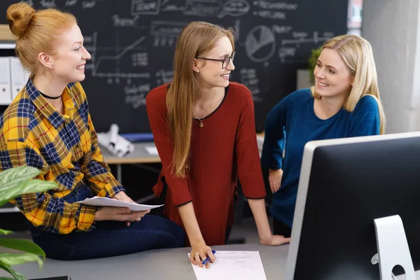 Tre donne in carica — Foto Stock