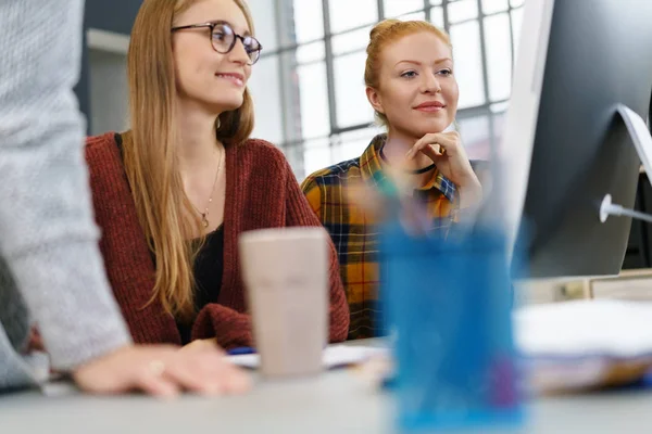 Donne d'affari che hanno riunione di squadra — Foto Stock