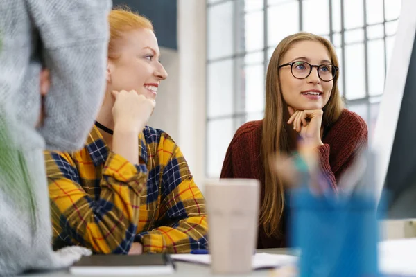 Donne d'affari che hanno riunione di squadra — Foto Stock