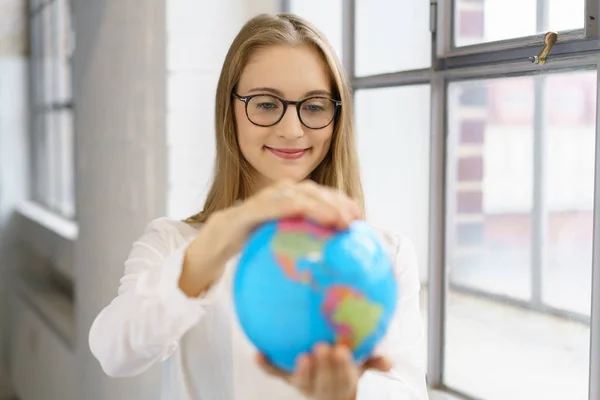 Mujer mirando el globo —  Fotos de Stock