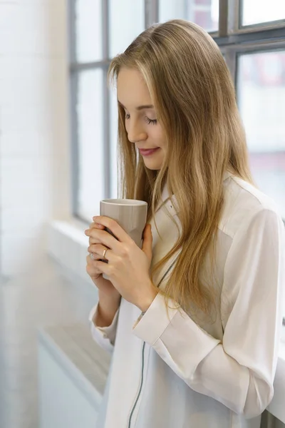 Frau genießt Tasse Kaffee — Stockfoto
