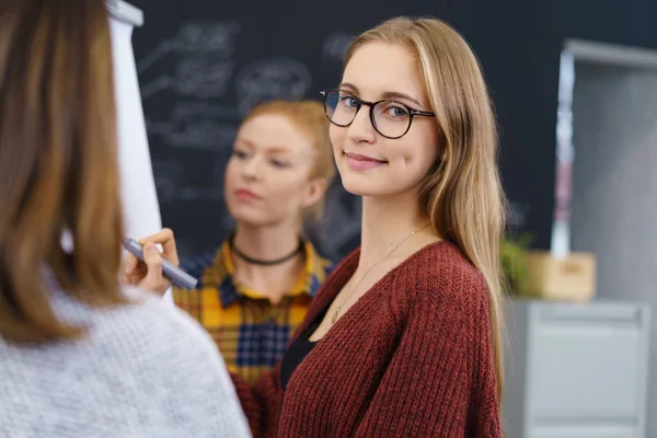 Mujer en reunión con colegas — Foto de Stock