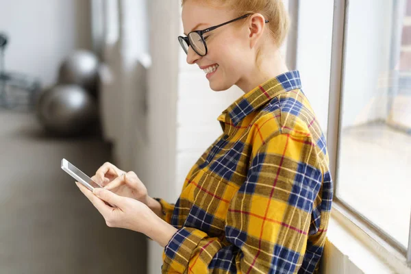 Jonge vrouw lezing bericht — Stockfoto