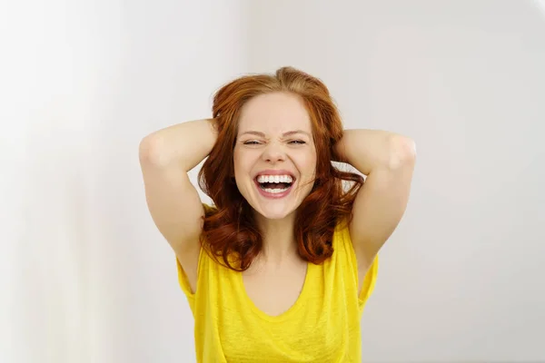 Rood harige vrouw lachen — Stockfoto