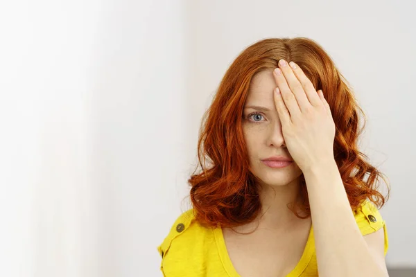 Roodharige vrouw bedekking één oog — Stockfoto