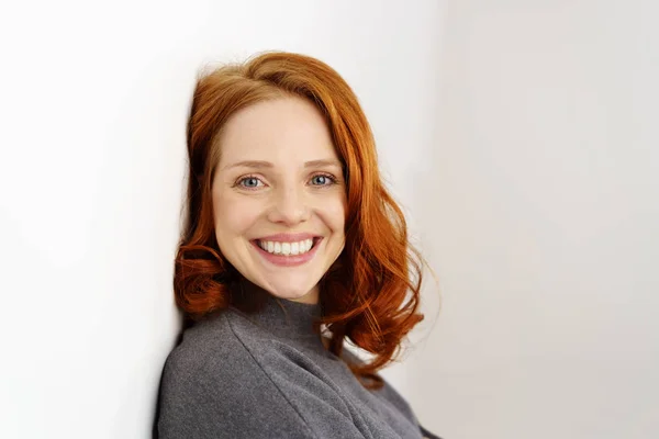 Sonriente mujer pelirroja — Foto de Stock