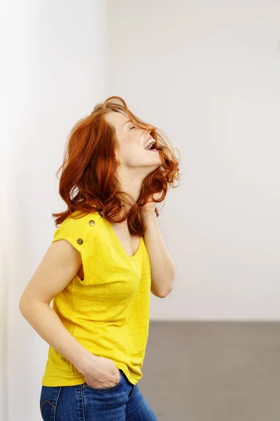 Jonge vrouw lachen — Stockfoto