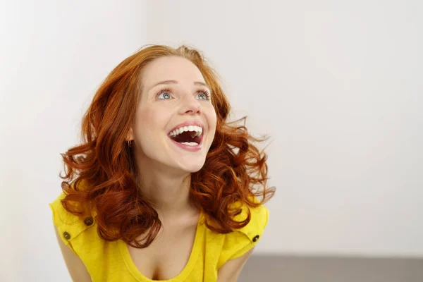 Mooie vrouw lachen — Stockfoto