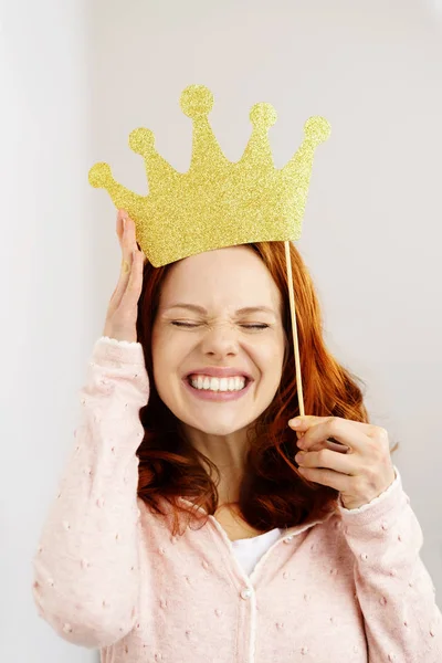 Kvinna anläggning golden crown — Stockfoto