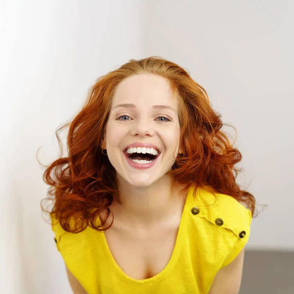 Pretty girl laughing — Stock Photo, Image