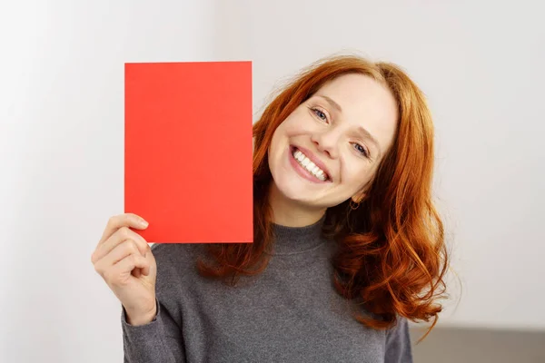 Mujer mostrando hoja roja —  Fotos de Stock