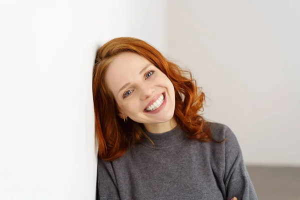 Menina de cabelos vermelhos sorrindo — Fotografia de Stock