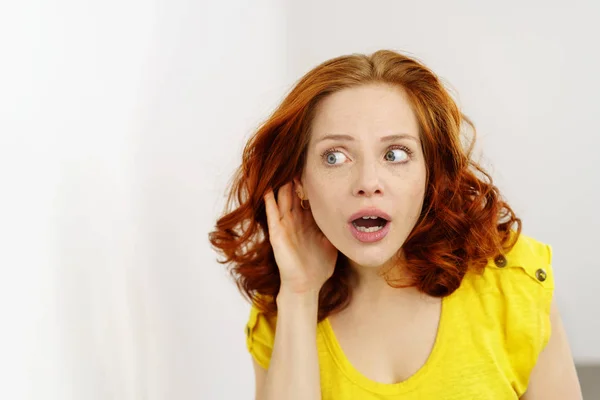 Mujer joven escuchando a escondidas — Foto de Stock