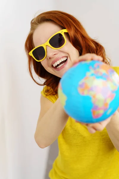 Vrouw met globe en zonnebril — Stockfoto
