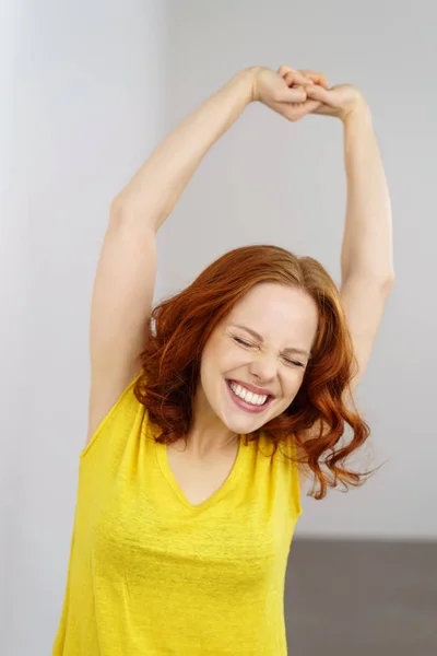 Glad tjej stretching hennes armar — Stockfoto